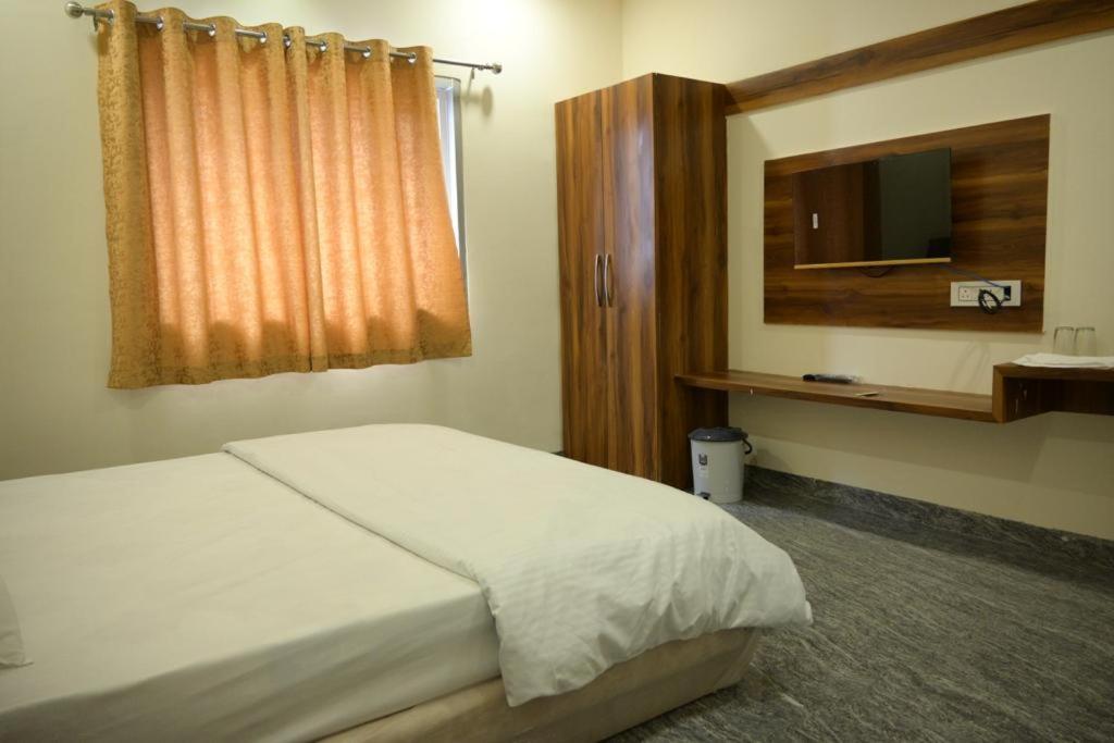 Hotel Anand Ujjain Bagian luar foto